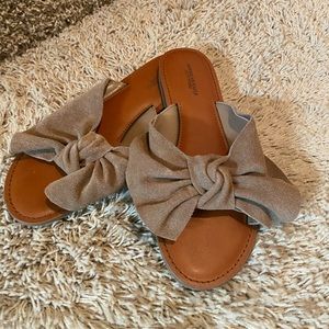Bow sandals